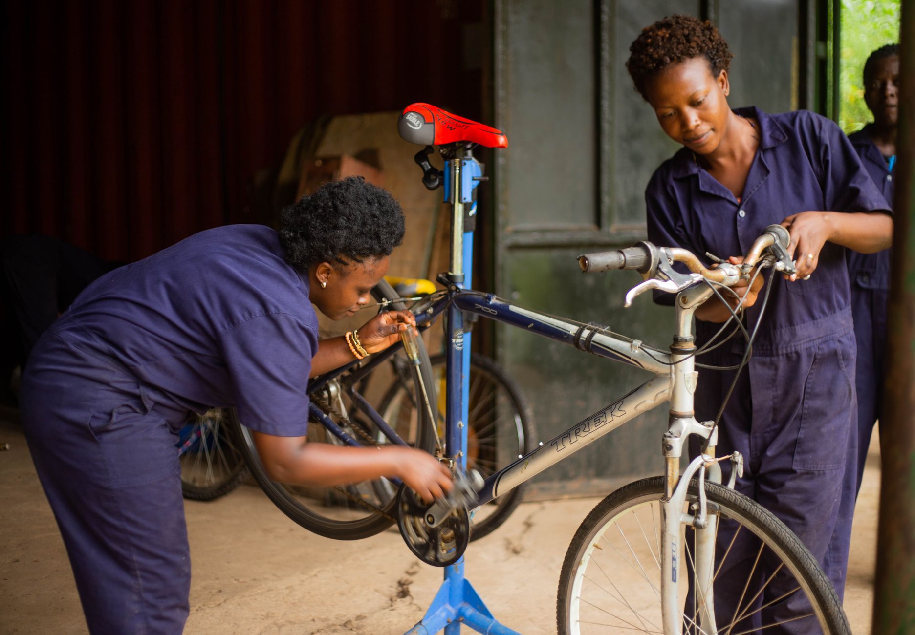 Mechanik opravuje bicykel v dieľňi Servis Bicyklov Nitra